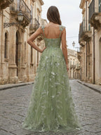 Vestido de baile com corpete em tule verde sálvia em A, decote coração e estampa de borboleta
