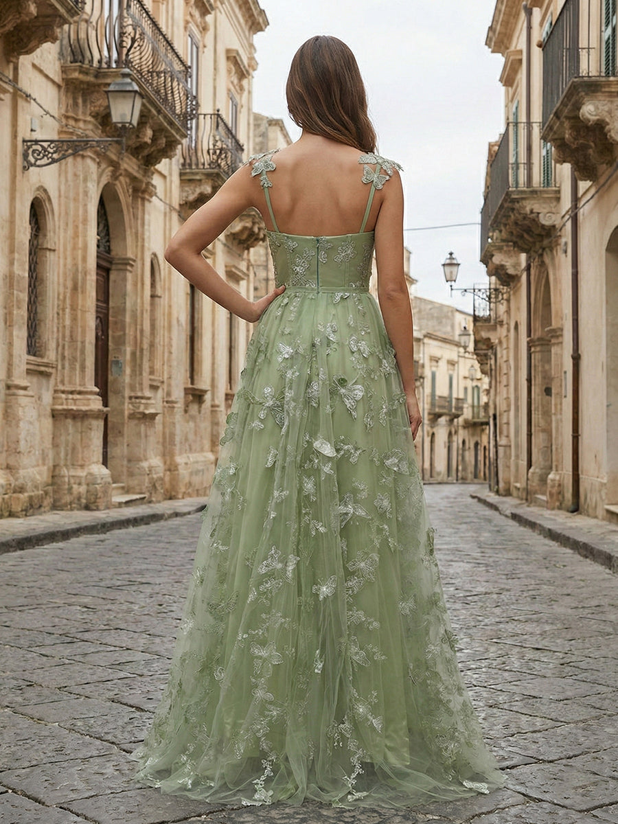 Vestido de baile com corpete em tule verde sálvia em A, decote coração e estampa de borboleta