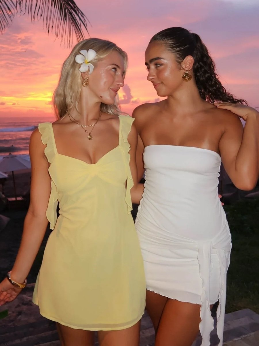 Vestido mini de formatura em cetim com decote em V e babados