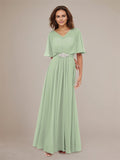 Vestido longo de madrinha verde sálvia em chiffon plissado com decote em V e mangas curtas