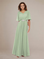 Vestido longo de madrinha verde sálvia em chiffon plissado com decote em V e mangas curtas