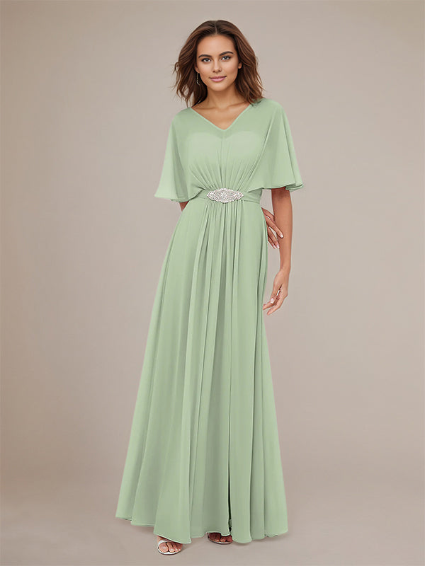 Vestido longo de madrinha verde sálvia em chiffon plissado com decote em V e mangas curtas