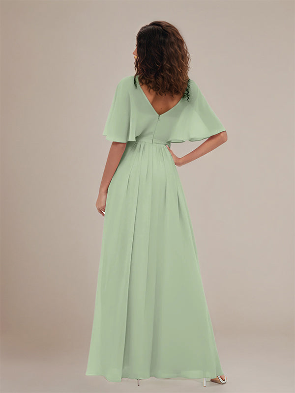Vestido longo de madrinha verde sálvia em chiffon plissado com decote em V e mangas curtas