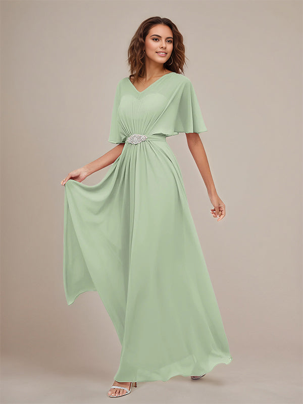 Vestido longo de madrinha verde sálvia em chiffon plissado com decote em V e mangas curtas