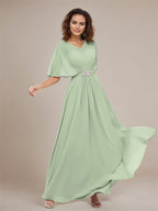 Vestido longo de madrinha verde sálvia em chiffon plissado com decote em V e mangas curtas