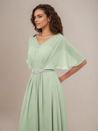 Vestido longo de madrinha verde sálvia em chiffon plissado com decote em V e mangas curtas