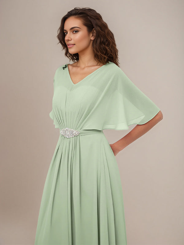 Vestido longo de madrinha verde sálvia em chiffon plissado com decote em V e mangas curtas