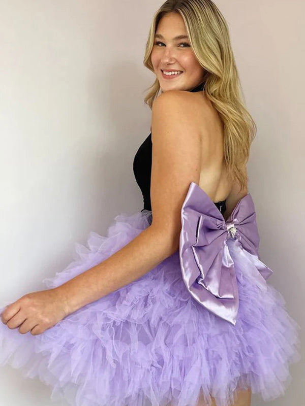 Vestido corto de graduación en línea A morado con escote en V y espalda descubierta