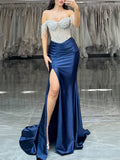Abito da ballo con corsetto in raso e strass, scollo a barca e senza spalline