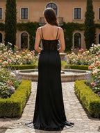 Eng anliegendes Kleid mit Spaghettiträgern, plissiertem Korsett, langes Ballkleid