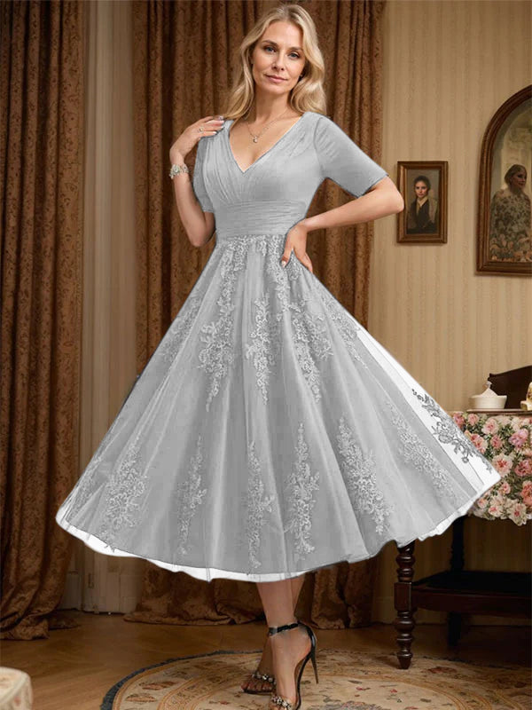 Robe de mère de la mariée en tulle et dentelle ligne A col en V longueur thé avec plis