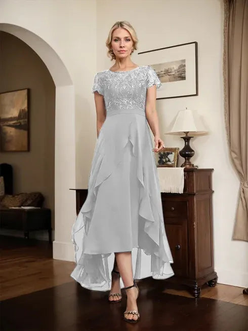 Robe mère de la mariée en chiffon et dentelle, ligne A, encolure dégagée illusion, asymétrique, avec nœud, volants et sequins