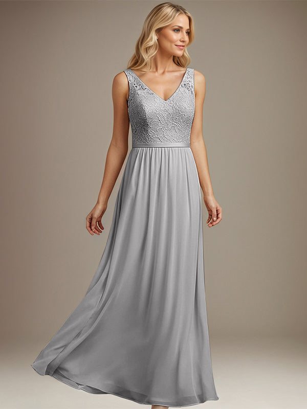 Abito da madre della sposa in chiffon e pizzo blu polvere a linea A, scollo a V e lunghezza fino a terra