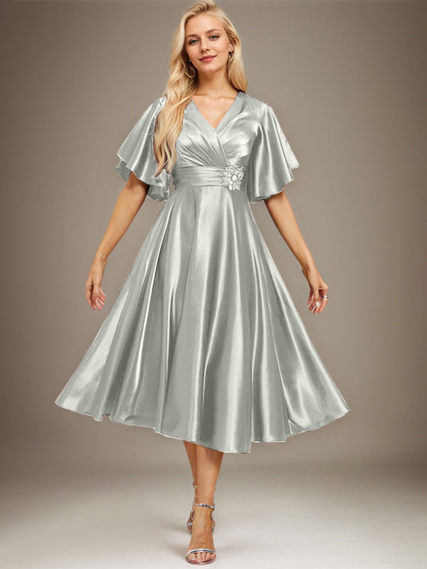A-Linien V-Ausschnitt knielanges Stretch-Satin-Mutter-der-Braut-Kleid mit Perlen und Falten