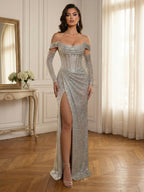Abito lungo da ballo con paillettes argento, scollo a barca, maniche lunghe, corsetto e spacco