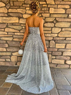 Abito da ballo argento a linea A senza spalline con paillettes a coriandoli scintillanti su tutta la superficie