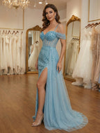 Vestido longo de baile com corpete e tule azul céu bordado com pedrarias e fenda