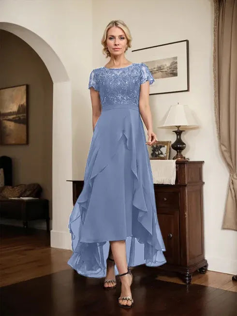 Robe mère de la mariée en chiffon et dentelle, ligne A, encolure dégagée illusion, asymétrique, avec nœud, volants et sequins