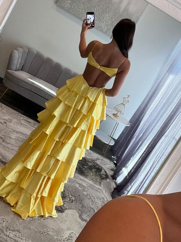 Robe de bal jaune en satin à bretelles spaghetti, col en V et jupe à volants avec fente