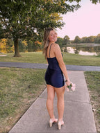 Vestido corto ajustado de satén con tirantes finos y apliques para fiesta de regreso a casa