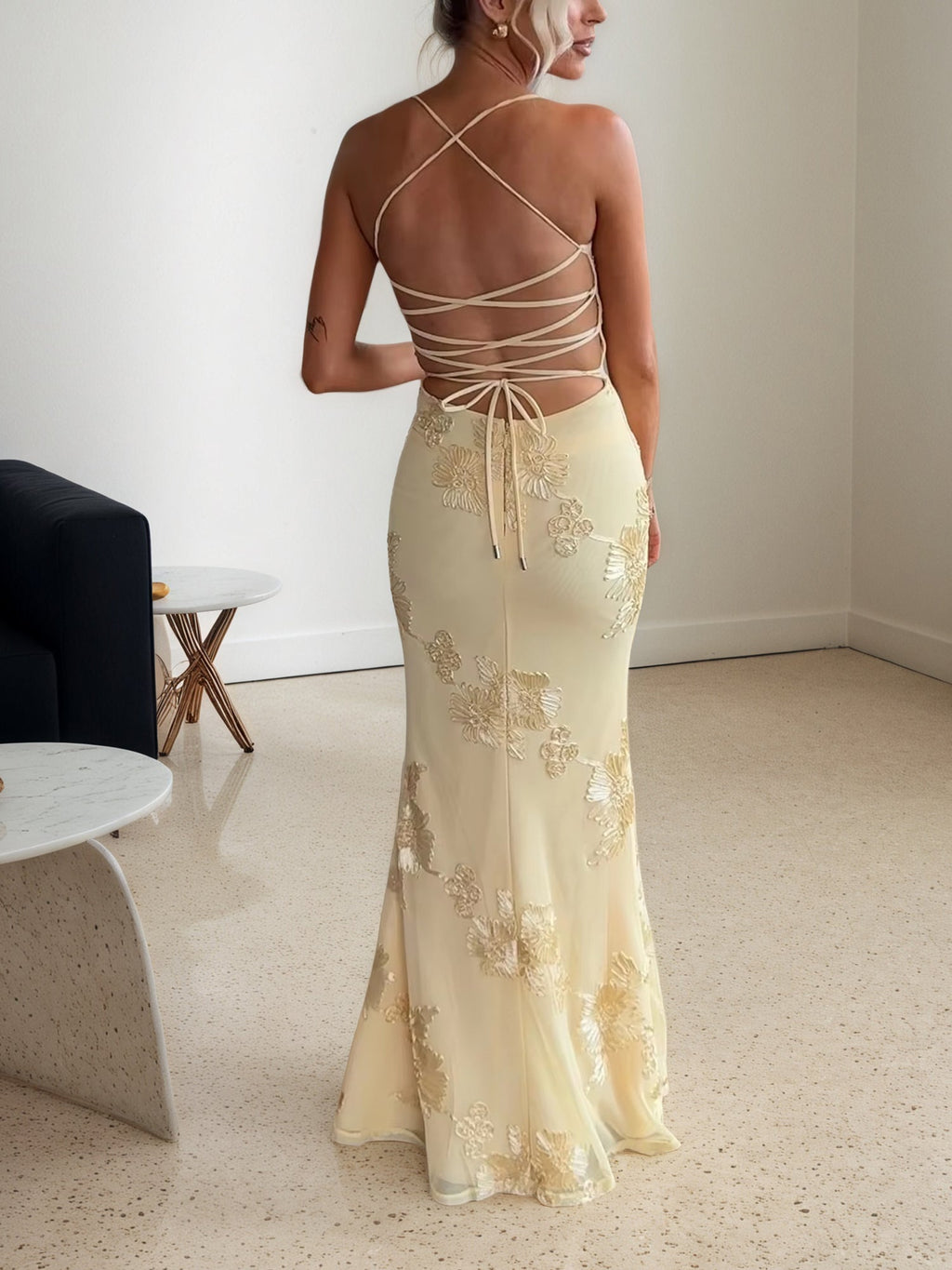 Vestido longo de baile sereia com corpete bordado floral e alças finas