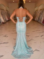 Abito da sera lungo a sirena con cristalli scintillanti color acquamarina e scollo halter
