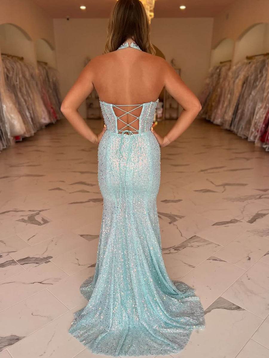 Abito da sera lungo a sirena con cristalli scintillanti color acquamarina e scollo halter