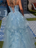 Funkelndes hellblaues, gestuftes Rüschen-Abendkleid mit Blumenmuster