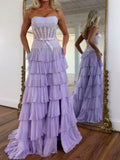 Vestido de Festa Lilás Brilhante Tomara que Caia com Babados em Camadas, Corpete e Fenda