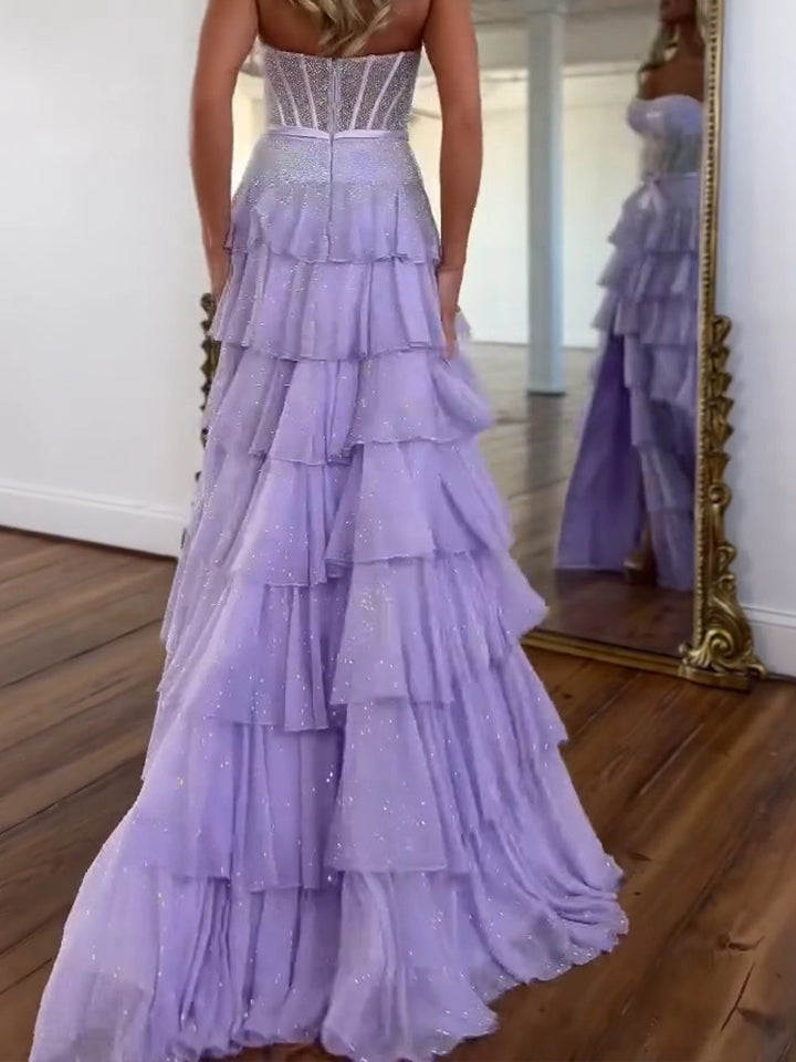 Vestido de Festa Lilás Brilhante Tomara que Caia com Babados em Camadas, Corpete e Fenda