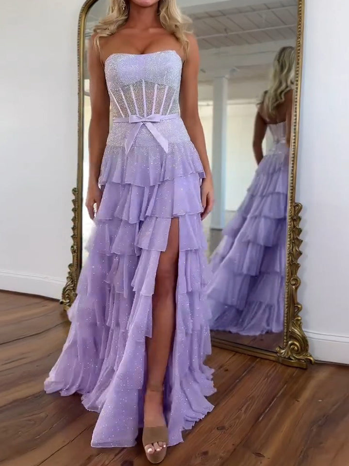 Vestido de Festa Lilás Brilhante Tomara que Caia com Babados em Camadas, Corpete e Fenda