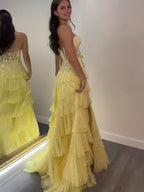 Vestido de Festa Lilás Brilhante Tomara que Caia com Babados em Camadas, Corpete e Fenda