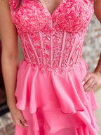 Vestido largo de graduación coral brillante con escote corazón, volantes y abertura