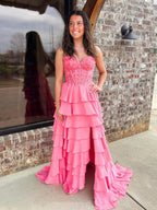 Vestido largo de graduación coral brillante con escote corazón, volantes y abertura