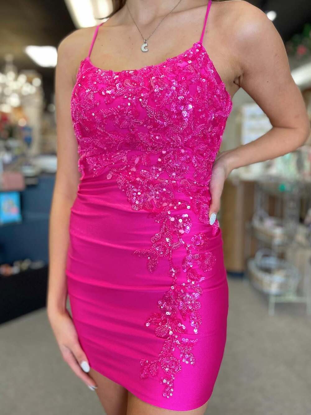 Vestido curto justo para formatura com brilho e aplicações