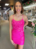 Vestido curto justo para formatura com brilho e aplicações