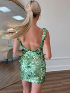 Robe courte de retour à la maison moulante à sequins scintillants et col en V