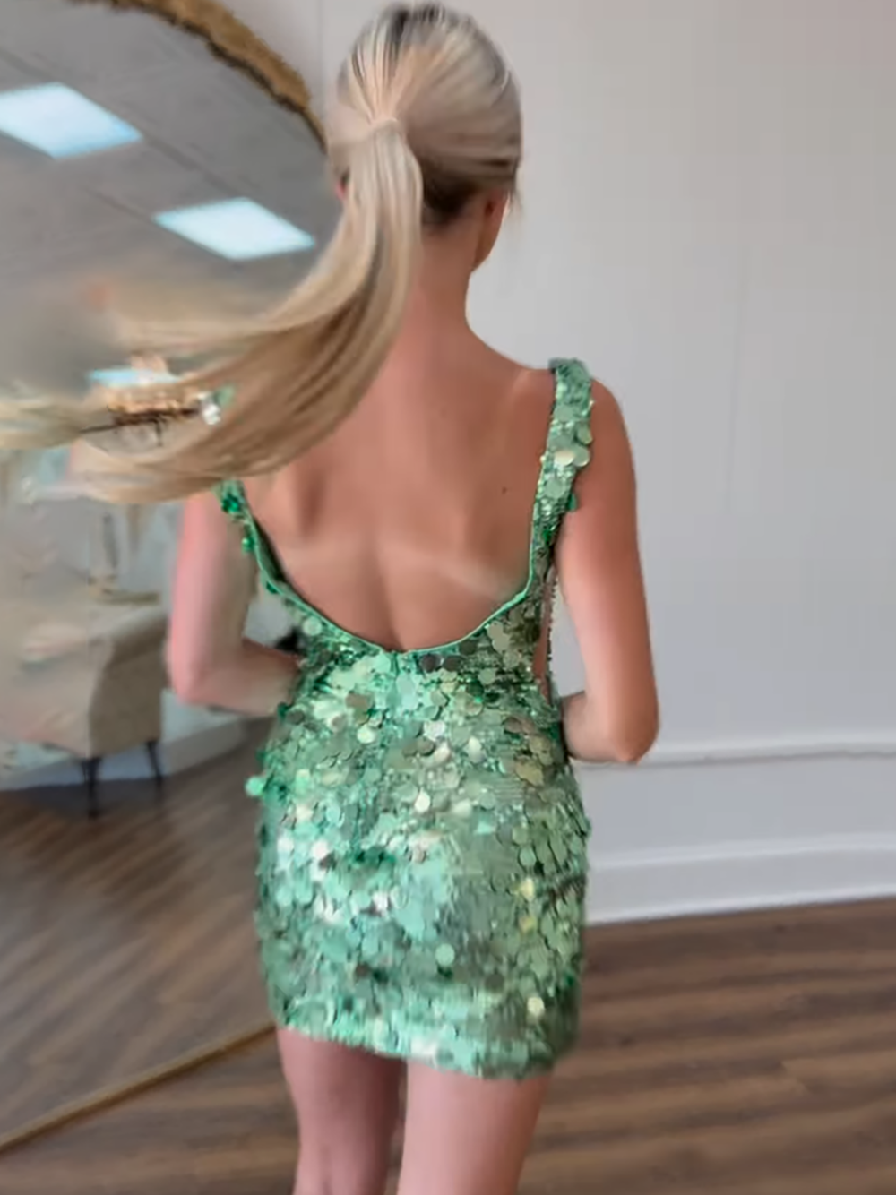 Robe courte de retour à la maison moulante à sequins scintillants et col en V