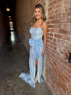 Vestido largo de fiesta de graduación azul claro brillante sin tirantes con lentejuelas y lazo llamativo