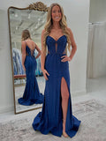 Vestido de baile longo sereia azul escuro brilhante com corpete e fenda