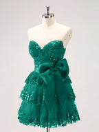 Vestido de formatura brilhante em corte A com corpete de decote coração, babados em camadas e laços
