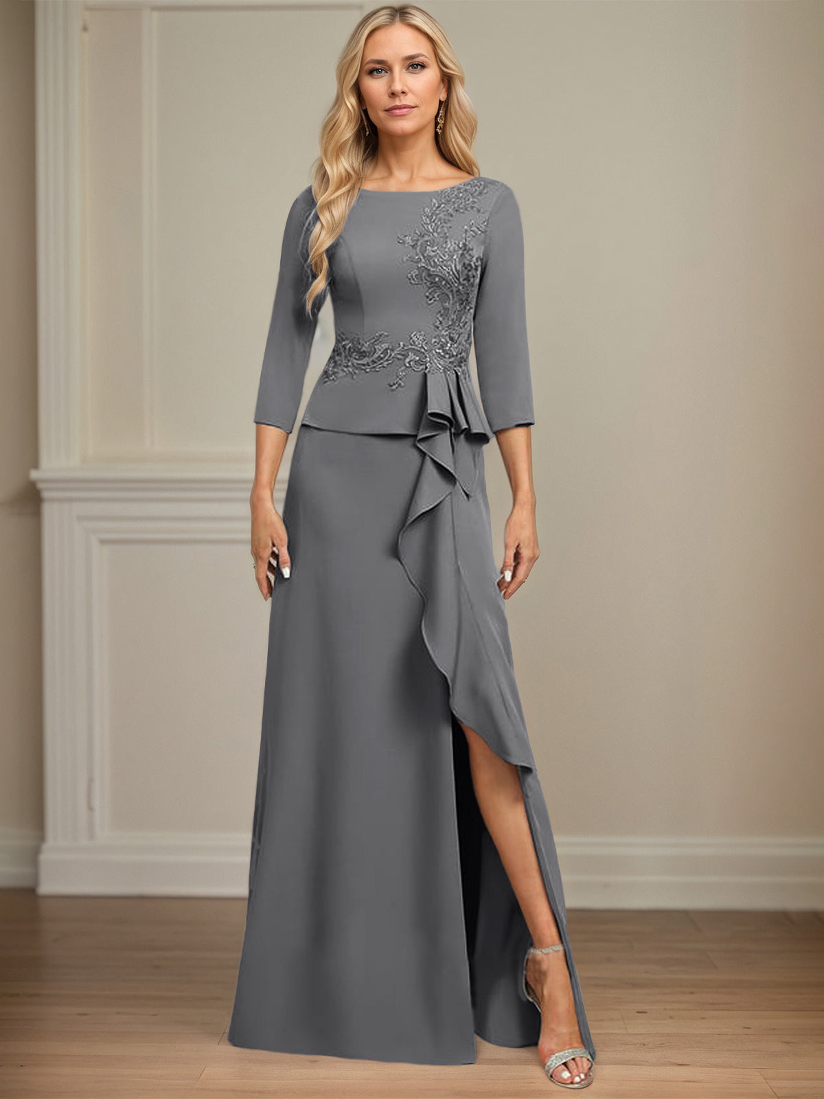 Eng anliegendes bodenlanges Kleid aus Stretch-Crêpe mit Rundhalsausschnitt, Säulenschnitt und kaskadierenden Rüschen-Applikationen