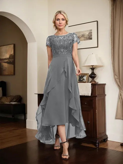 Robe mère de la mariée en chiffon et dentelle, ligne A, encolure dégagée illusion, asymétrique, avec nœud, volants et sequins