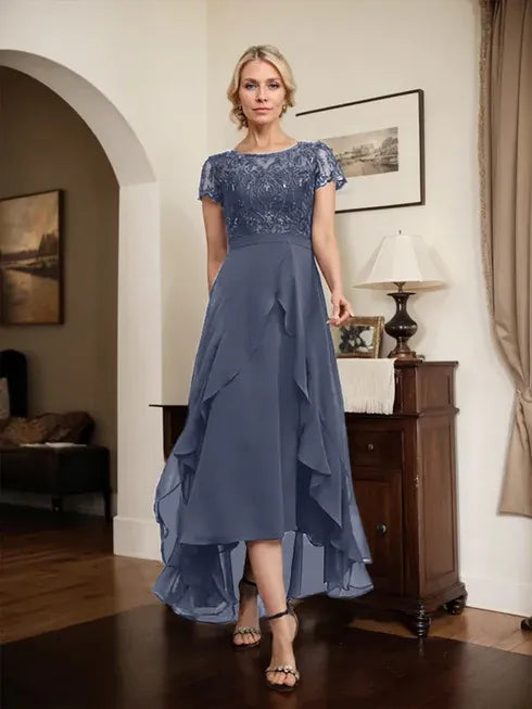 Robe mère de la mariée en chiffon et dentelle, ligne A, encolure dégagée illusion, asymétrique, avec nœud, volants et sequins