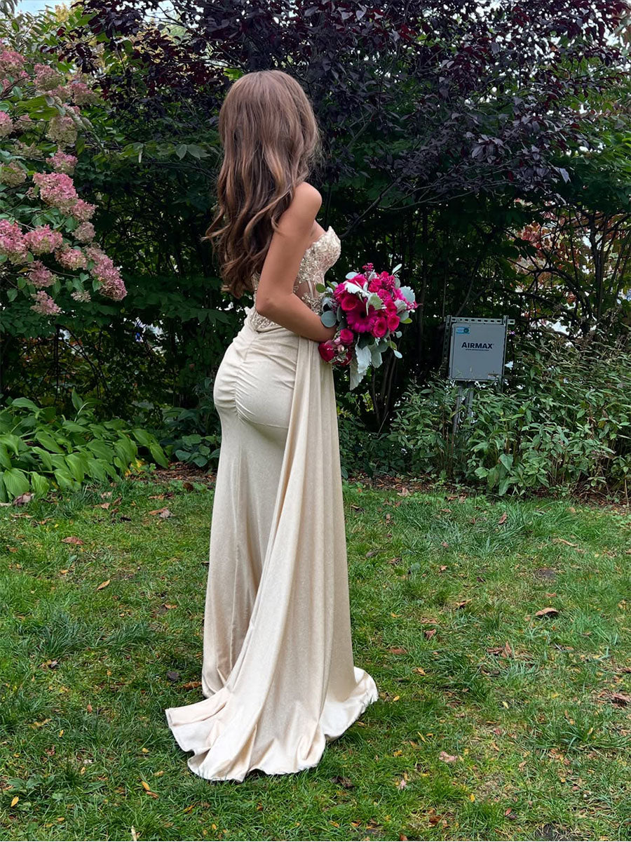 Trägerloses langes Ballkleid mit Perlenbesetztem Korsett-Oberteil und Schlitz