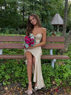 Trägerloses langes Ballkleid mit Perlenbesetztem Korsett-Oberteil und Schlitz