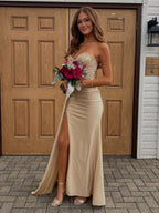 Trägerloses langes Ballkleid mit Perlenbesetztem Korsett-Oberteil und Schlitz