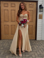 Trägerloses langes Ballkleid mit Perlenbesetztem Korsett-Oberteil und Schlitz
