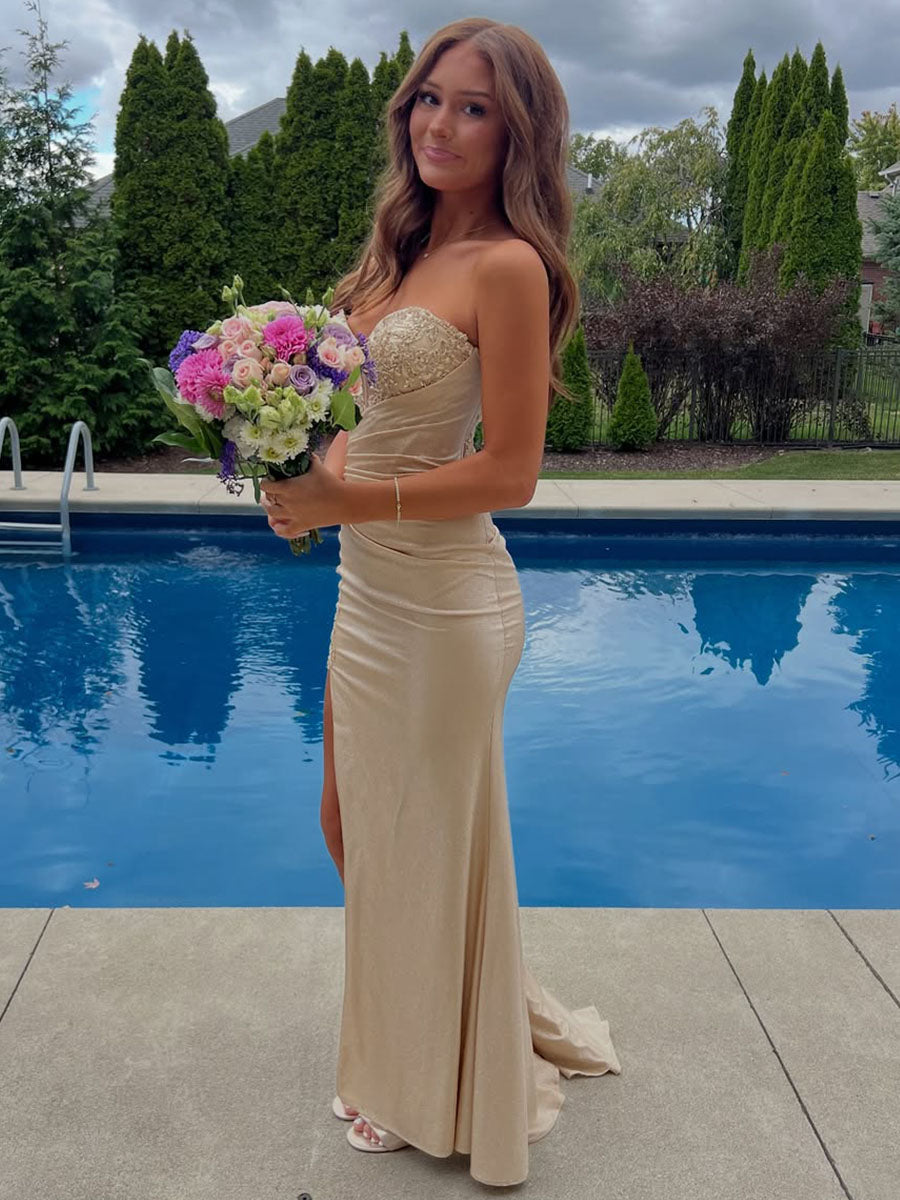 Trägerloses langes Ballkleid mit Perlenbesetztem Korsett-Oberteil und Schlitz