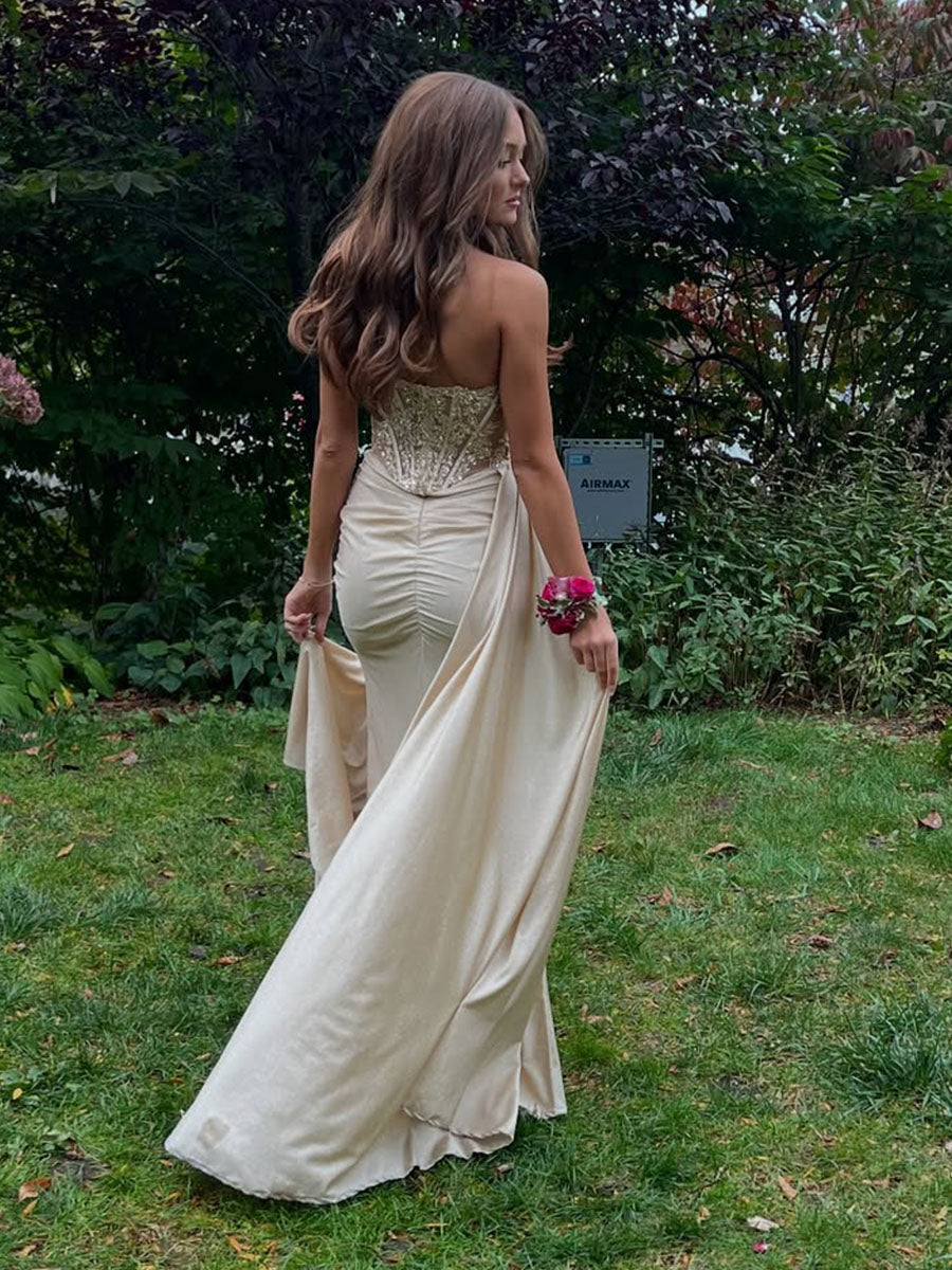 Trägerloses langes Ballkleid mit Perlenbesetztem Korsett-Oberteil und Schlitz